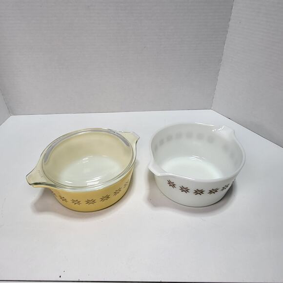 Yellow and White Pyrex Casserole Dishes 1.5 PT- 1QT Town and Country Vintage 70s - Picture 3 of 10